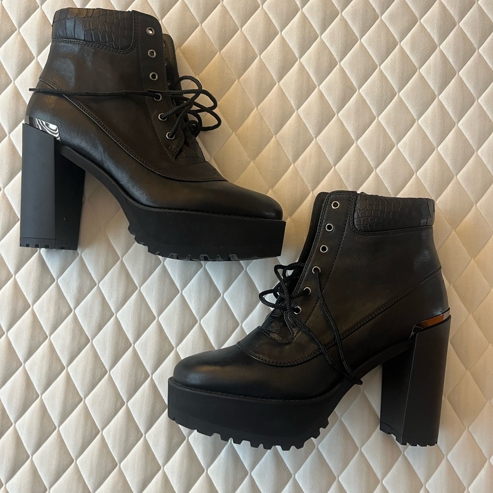 Stuart Weitzman Black Ankle Boots with Chunky Heel and Lace-Up Design
